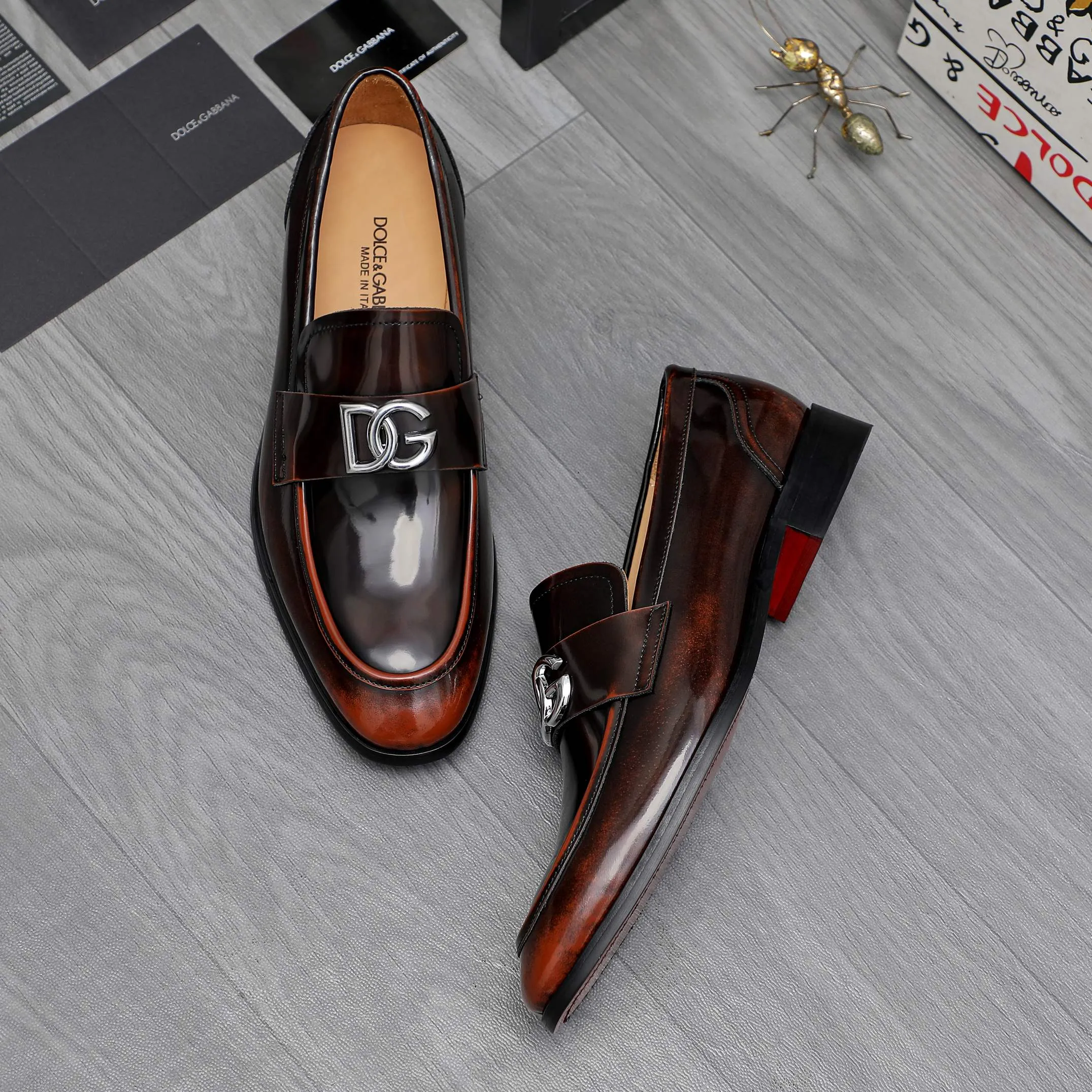 Men's shoes 💰500 Product trademark: DG (Dolce & Gabbana) business casual leather shoes Regular size: 38-45 (45 is custom-made and non-returnable) Product materials: Selected pearlescent polished cowhide upper, cowhide lining, original outsole